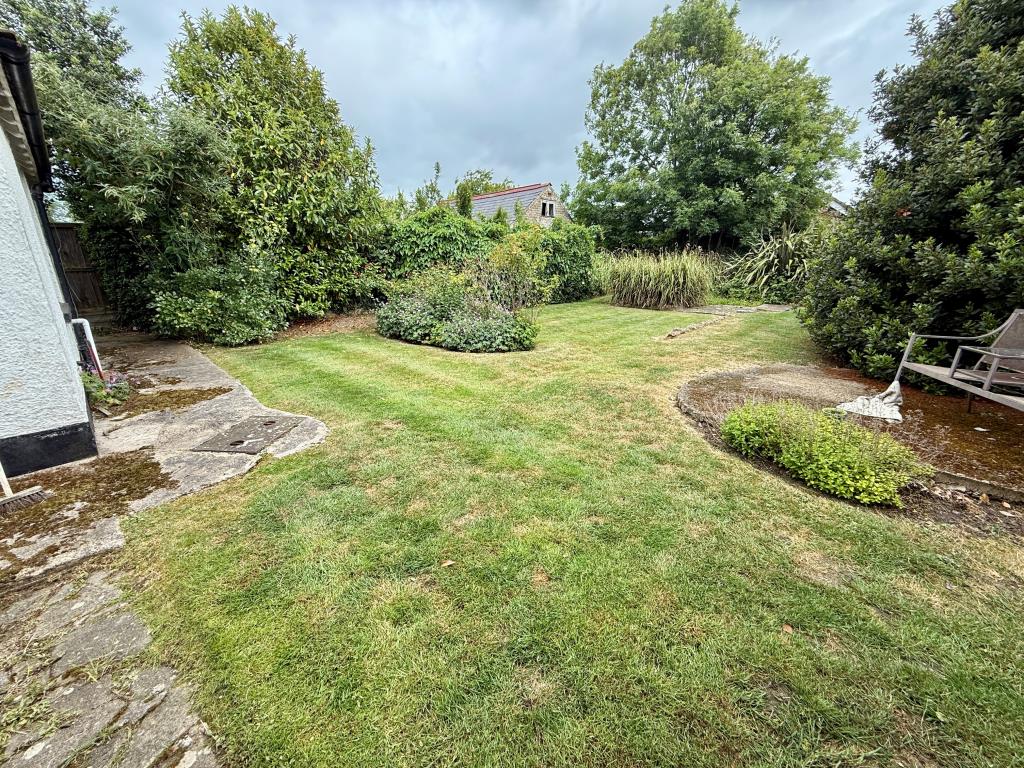 Lot: 1 - DETACHED FREEHOLD BLOCK OF FLATS - Garden to rear